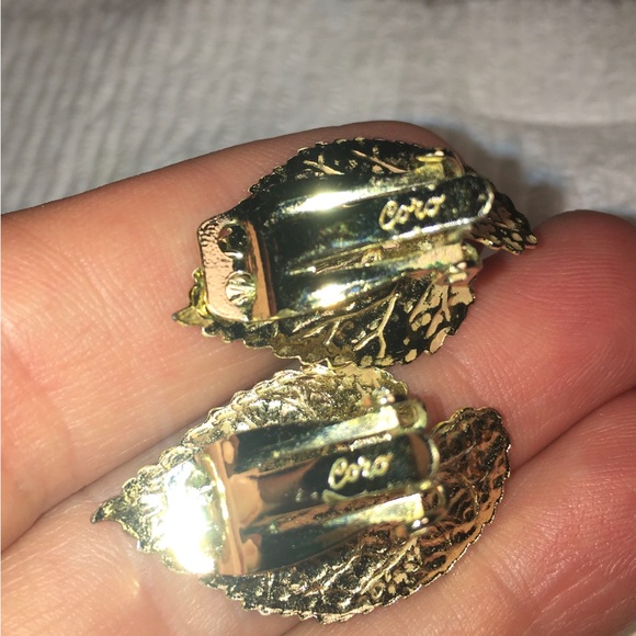 Vintage signed CORO rust orange green enamel leaf goldtone clip earrings new - Picture 8 of 17